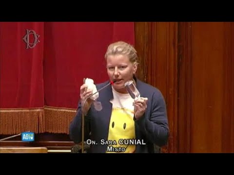 «Acqua santa, aglio e paletto»: il kit di sopravvivenza della deputata no-vax Cunial