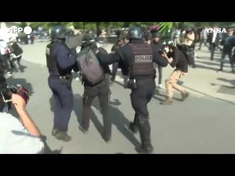 Primo maggio, scontri tra agenti e gruppo di manifestanti a Parigi