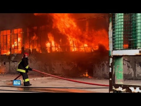 Napoli, vasto incendio nel campo rom di via Gianturco