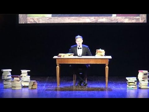 Orsini in smoking fa sold out a teatro: da Travaglio a Di Battista, ecco chi c’era