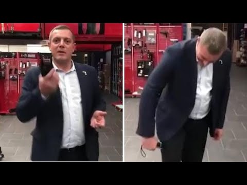 Il consigliere leghista Alex Galizzi prova il dissuasore elettrico su se stesso: «Si sente, si…