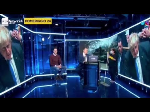 L’addetta alle pulizie in diretta per errore su RaiNews24: stupore in studio