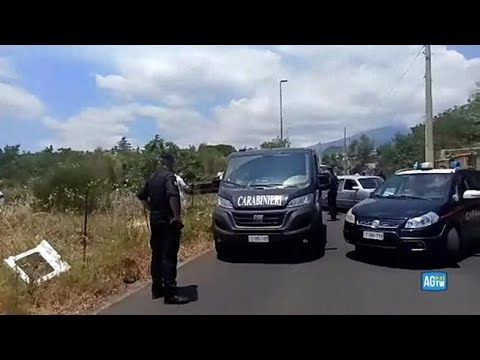 Trovata morta la bimba scomparsa nel catanese, il recupero del corpo