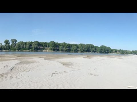 Il fiume Po in secca, resta una enorme distesa di sabbia e un rigagnolo di acqua: il video tra…