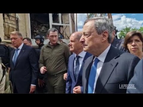 Draghi a Irpin con Macron e Scholz: «Avete il mondo dalla vostra parte»