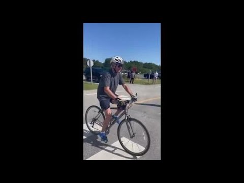 Joe Biden cade in bicicletta ma si rialza: «Sto bene»
