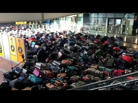 Londra, l’aeroporto di Heathrow invaso dai bagagli