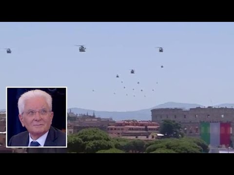 2 giugno, Mattarella ammira il passaggio degli elicotteri militari