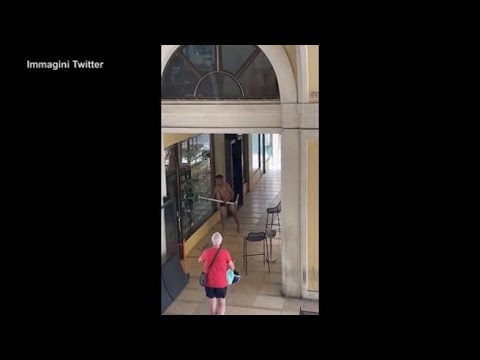 Aldo Serena ferma un uomo che sta sfasciando la vetrina di un bar a Montebelluna