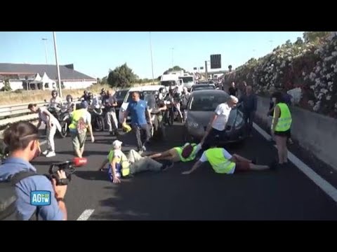 Roma, attivisti bloccano gli ingressi al Grande Raccordo Anulare: la rabbia degli automobilisti…