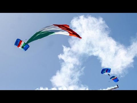 2 giugno, lo spettacolare atterraggio di precisione dei paracadutisti sui Fori Imperiali