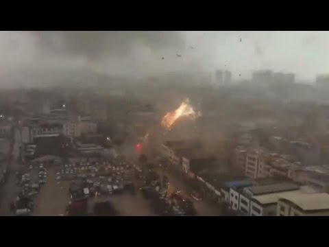 Cina, tornado devasta Foshan: edifici squarciati, alberi sradicati e camion ribaltati