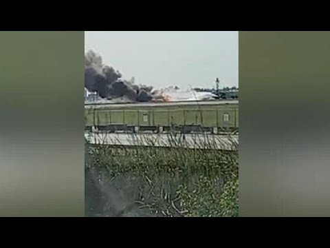 Miami, aereo prende fuoco all’atterraggio: denso fumo in pista