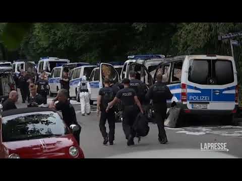 Germania, otto veicoli della polizia incendiati a pochi giorni dal G7