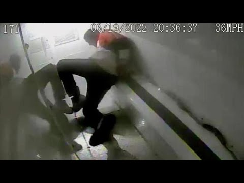 Usa, uomo in arresto cade nel furgone della polizia e resta paralizzato: le immagini del video…