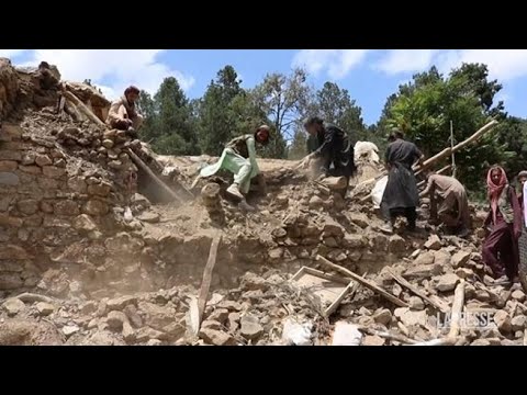 Terremoto in Afghanistan, si continua a scavare a mano alla ricerca dei sopravvissuti