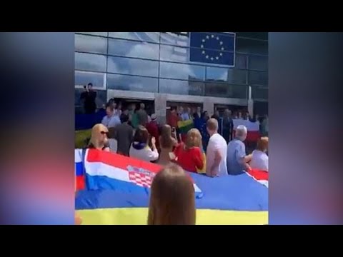 Bruxelles, maxi-bandiera dell’Ucraina davanti al Parlamento europeo