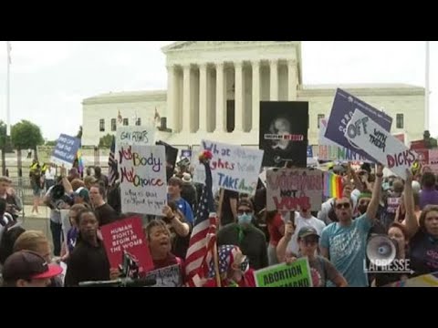 Usa, gioia e disperazione dopo la sentenza della Corte suprema che abolisce il diritto all’aborto
