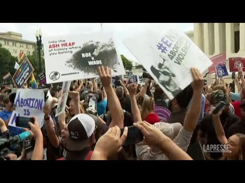 Usa, la Corte Suprema abolisce il diritto all’aborto: festeggiamenti degli attivisti a Washington
