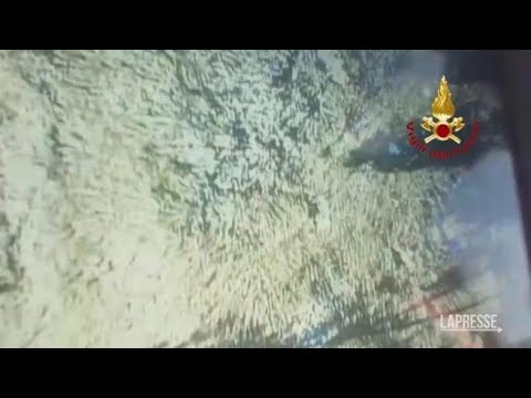 Belluno, le immagini del ritrovamento del bimbo scomparso nei boschi: salvato con l’elicottero