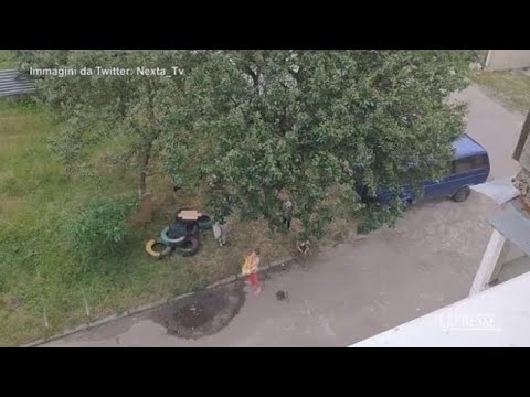 Ucraina, i bambini di Lutsk cantano l’inno mentre risuonano le sirene di allarme