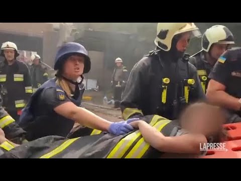 Missili russi su Kiev, una bambina estratta viva dall’edificio bombardato