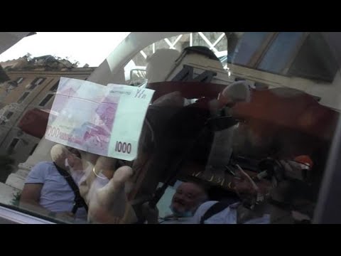 Grillo esce dall’hotel mostrando una banconota da mille euro: «Con Conte andiamo d’accordo»