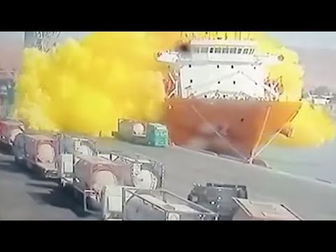Cade container su una nave al porto di Aqaba: una fuga di gas tossico provoca 13 morti