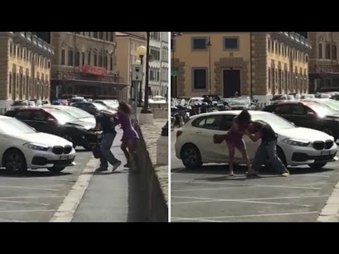 Il video della donna che si difende dallo scippo