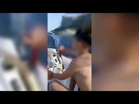 Napoli, il video del bambino alla guida del motoscafo