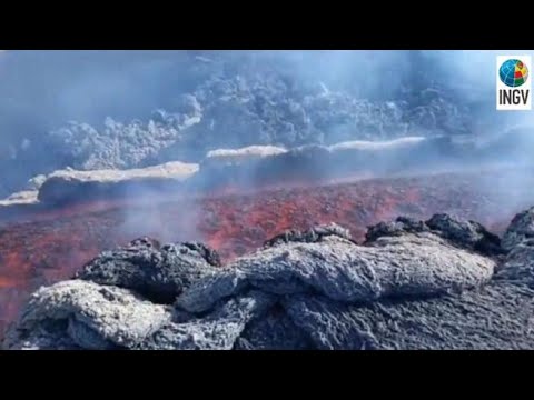 Le spettacolari immagini ravvicinate dell’attività effusiva dell’Etna