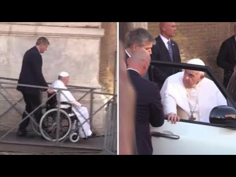 Papa Francesco e il dolore al ginocchio, il sostegno dei fedeli mentre entra in auto a fatica