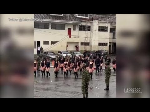 Colombia, donne in costume da bagno marciano durante la parata militare: è polemica