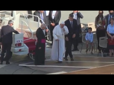 Papa Francesco arriva all’udienza con il bastone, i collaboratori lo aiutano a raggiungere il…