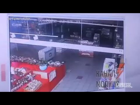 Ucraina, missile russo colpisce un supermercato a Kharkiv