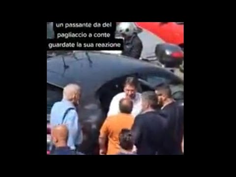 «Conte pagliaccio». Il capo M5S faccia a faccia con il cittadino che lo insulta