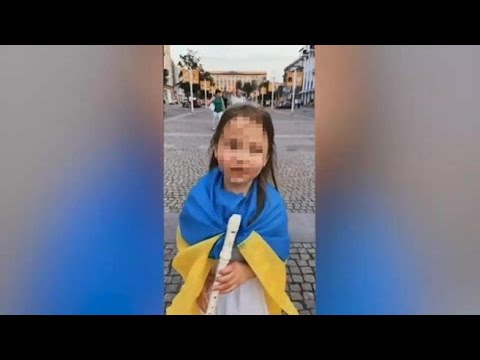 La bambina che a Dnipro suona «Stefania» e raccoglie soldi per l’esercito ucraino