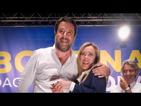 Salvini e Meloni, l’abbraccio sul palco a Verona: «Non faremo la fine di Romeo e Giulietta»