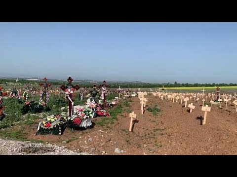 Oltre tremila tombe recenti registrate in un video a Mariupol