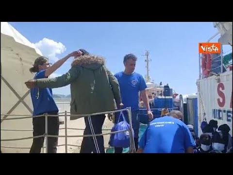 Nave Mare Jonio, ecco lo sbarco a Pozzallo di 92 migranti