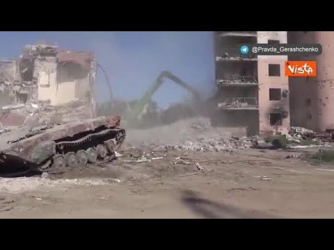Mariupol, i russi iniziano la demolizione delle abitazioni distrutte dalla guerra