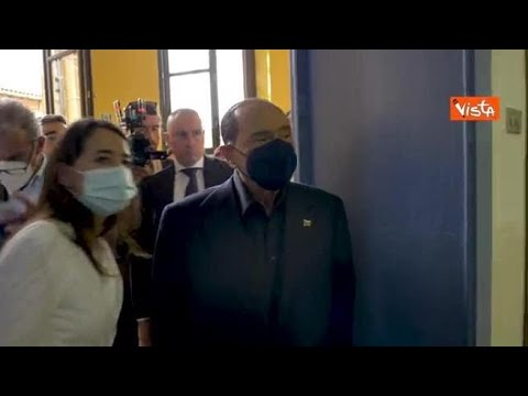 Berlusconi al seggio per votare i referendum sulla giustizia