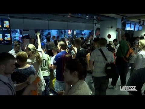 Russia, l’ex McDonald’s diventa «Delizioso e basta»: folla a piazza Pushkin