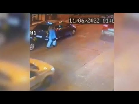 Aversa, donna scippata della borsa dall’auto in corsa e trascinata per 10 metri