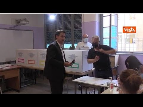 Referendum giustizia, Conte scherza con i giornalisti all’arrivo ai seggi: «Vi state annoiando?»