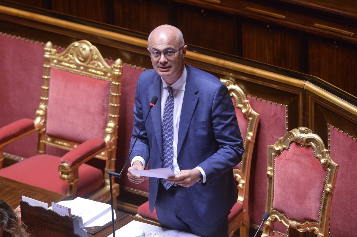Governo, D’Incà chiede una tregua tra Conte e Draghi