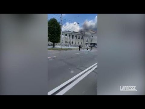 Ucraina, 3 missili russi colpiscono un palazzo di uffici in pieno centro a Vinnytsia: morti e…