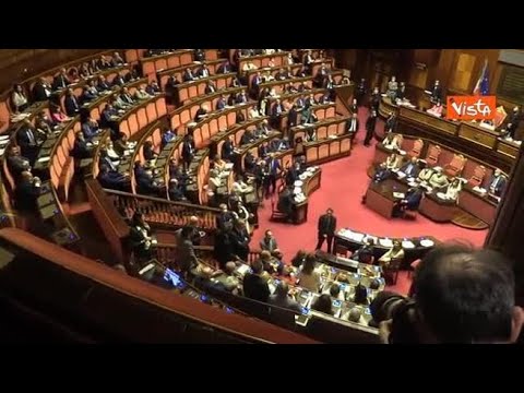 «Buffoni, buffoni», cori dall’opposizione contro i senatori M5S dopo l’annuncio del non voto…