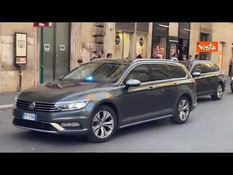 Draghi lascia Palazzo Chigi in macchina per raggiungere il Quirinale per le dimissioni