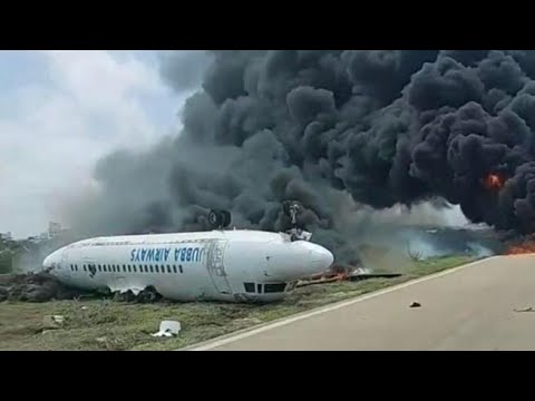 Mogadiscio, aereo si schianta, prende fuoco e si rovescia: tutti vivi i passeggeri
